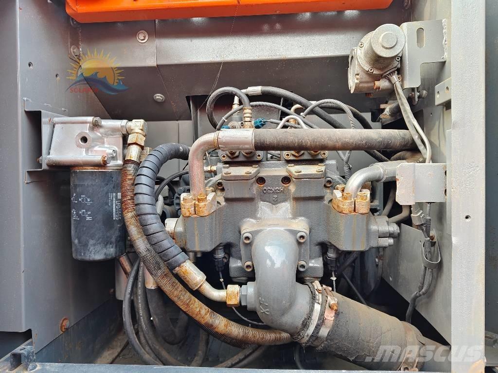 Hitachi ZX 200 Гусеничні екскаватори