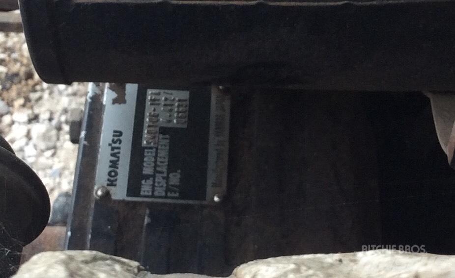 Komatsu WB 93 R Двигуни