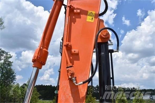 Hitachi ZX 135 Гусеничні екскаватори