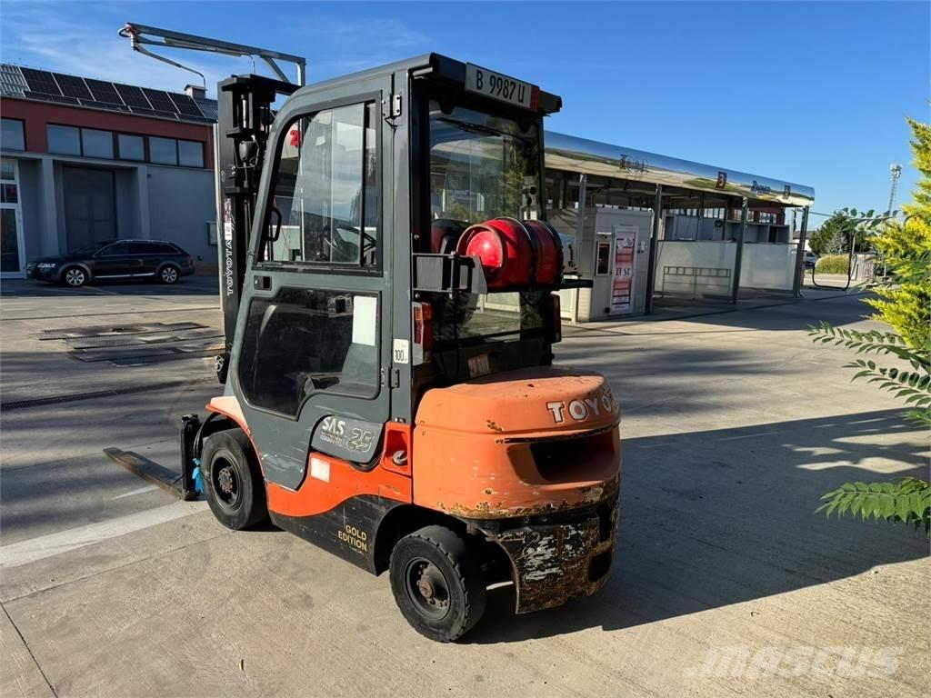 Toyota 7FGF25 Газові навантажувачі