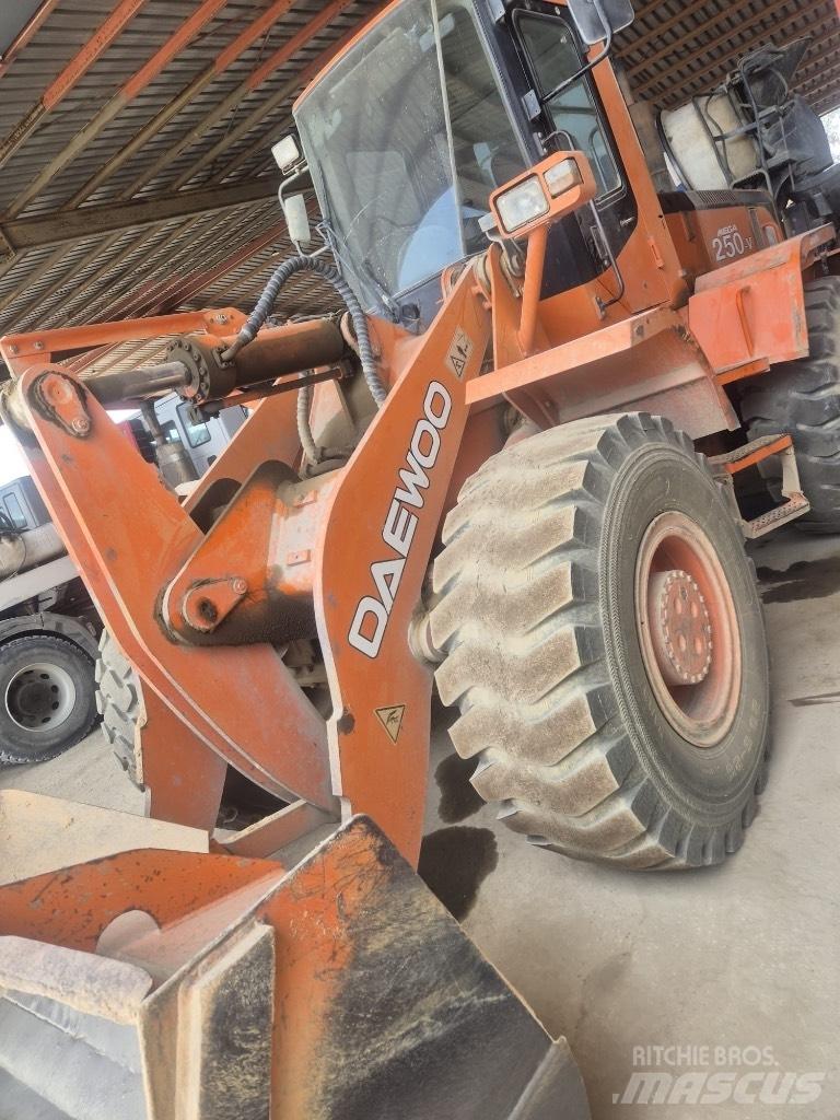 Daewoo Mega 250 Фронтальні навантажувачі