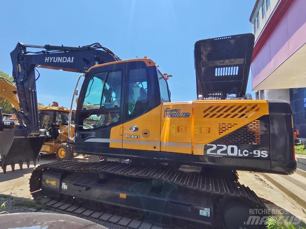 Hyundai Robex 220 LC Гусеничні екскаватори