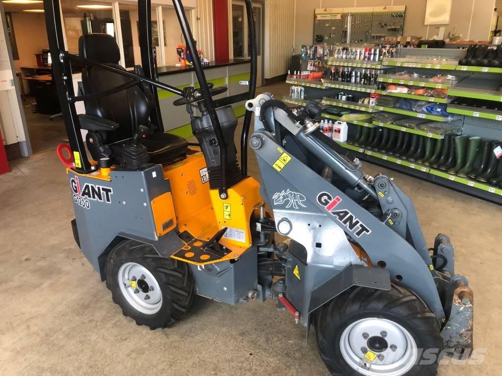 GiANT G 1200 Багатофункціональне обладнання для вантажних і землекопальних робіт