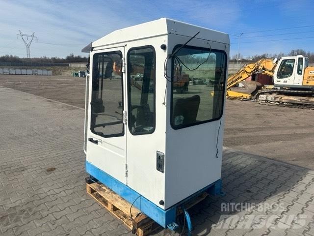 Fuchs MHL 330 Кабіна