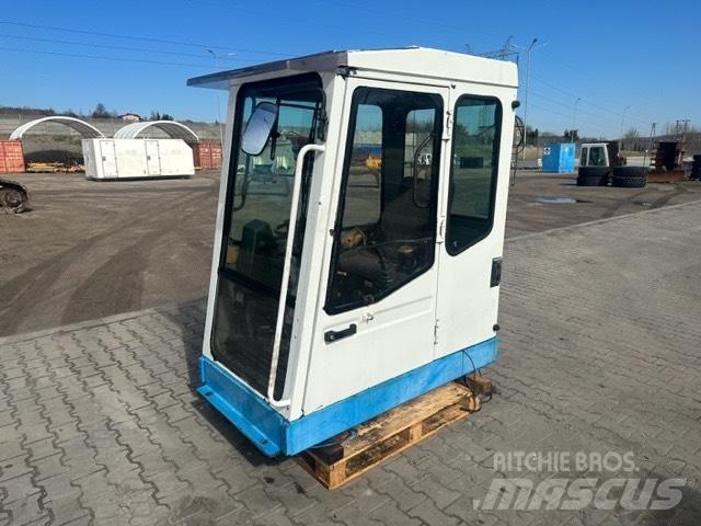 Fuchs MHL 330 Кабіна