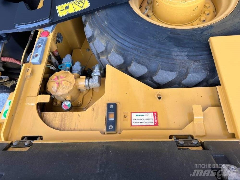 CAT AP 300D Асфальтовкладачі
