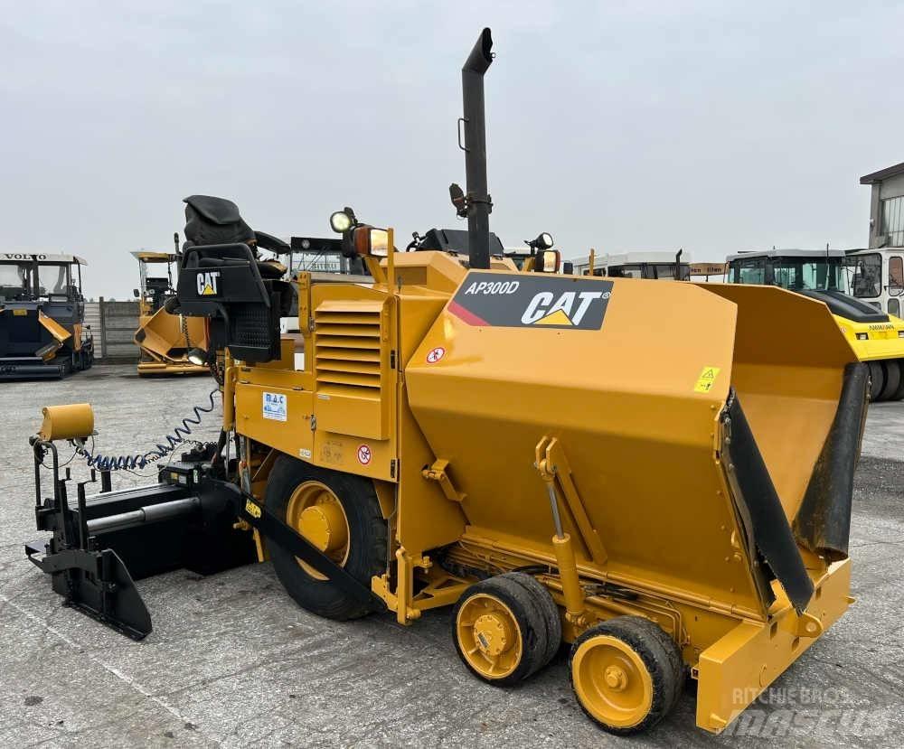 CAT AP 300D Асфальтовкладачі