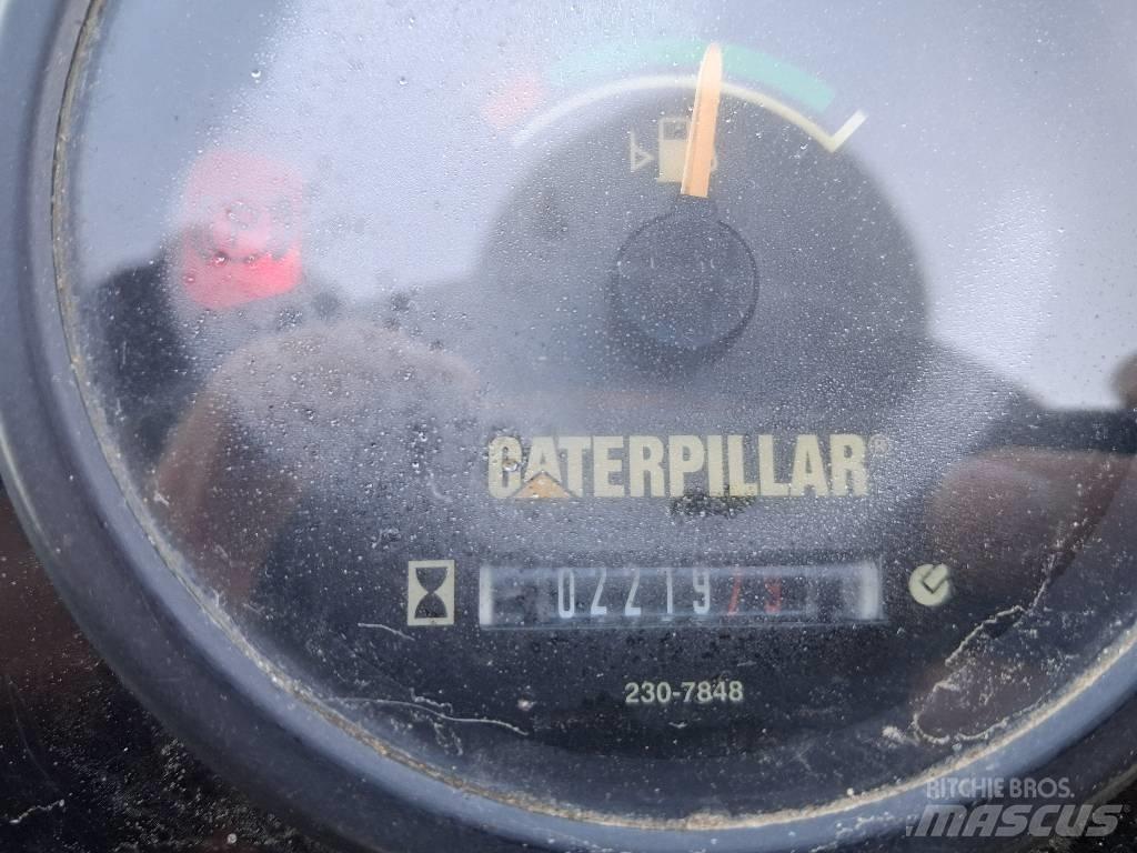 CAT CB 24 Котки тротуарні