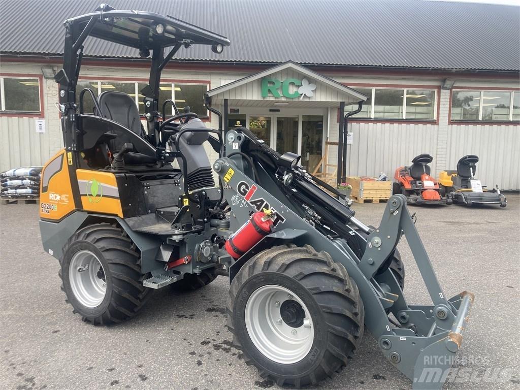 GiANT G2200E Багатофункціональне обладнання для вантажних і землекопальних робіт