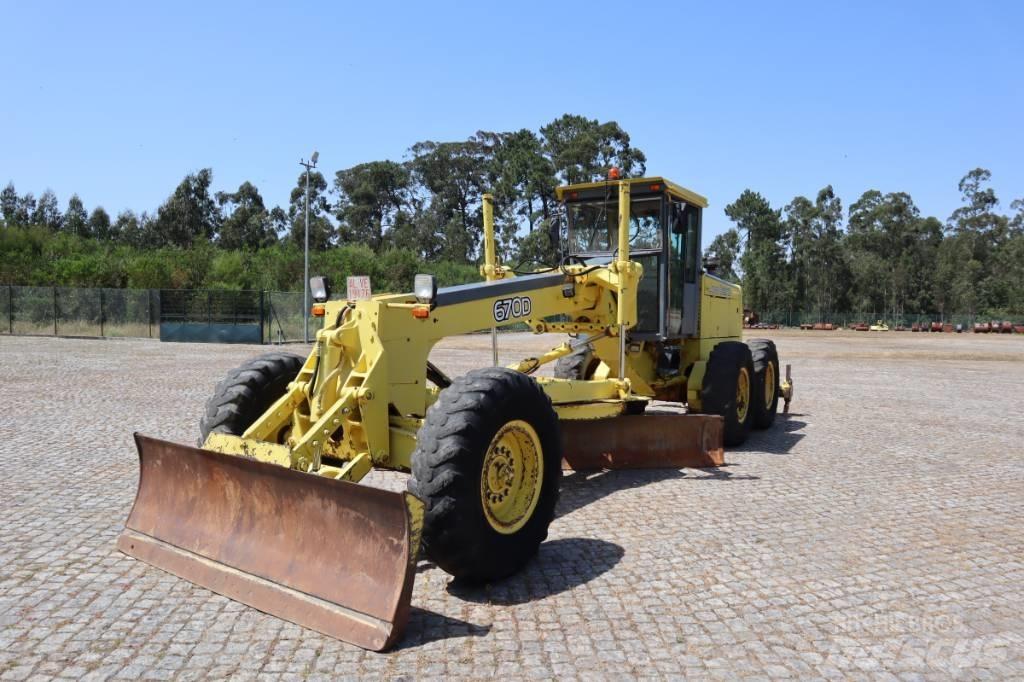 John Deere 670B Грейдери