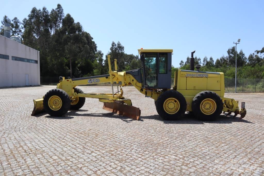John Deere 670B Грейдери