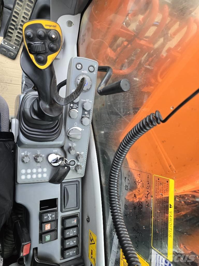 Hitachi ZX 220W-5 Колісні екскаватори
