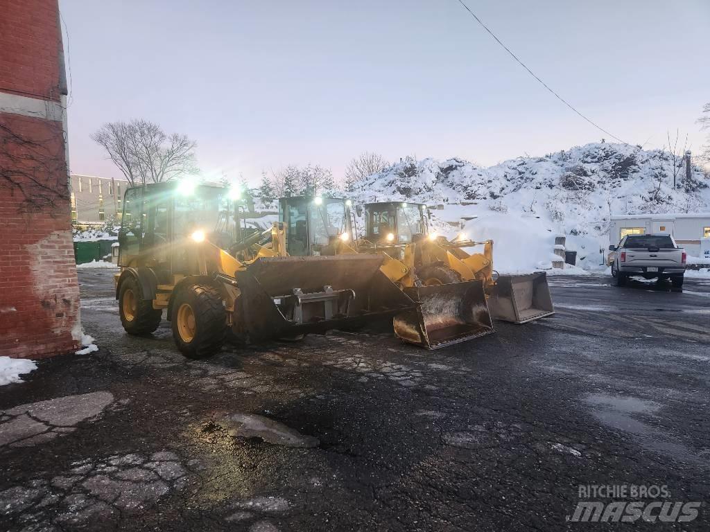 CAT 908m Фронтальні навантажувачі