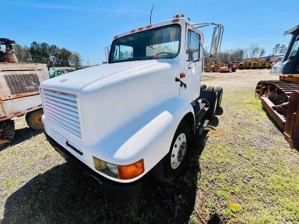International 8200 Тягачі