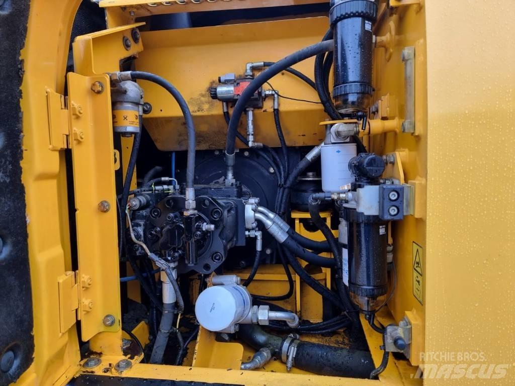 JCB JS 130 LC Гусеничні екскаватори