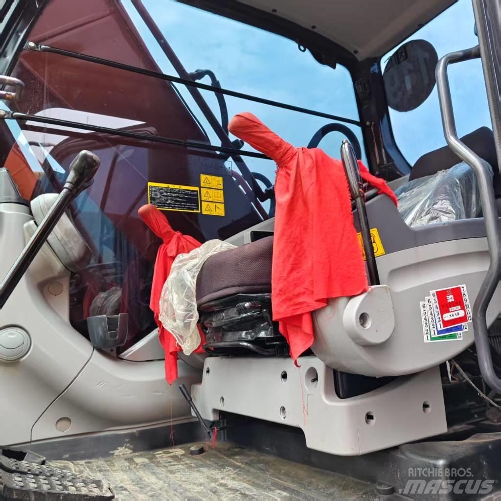 Hitachi ZX 210 Гусеничні екскаватори