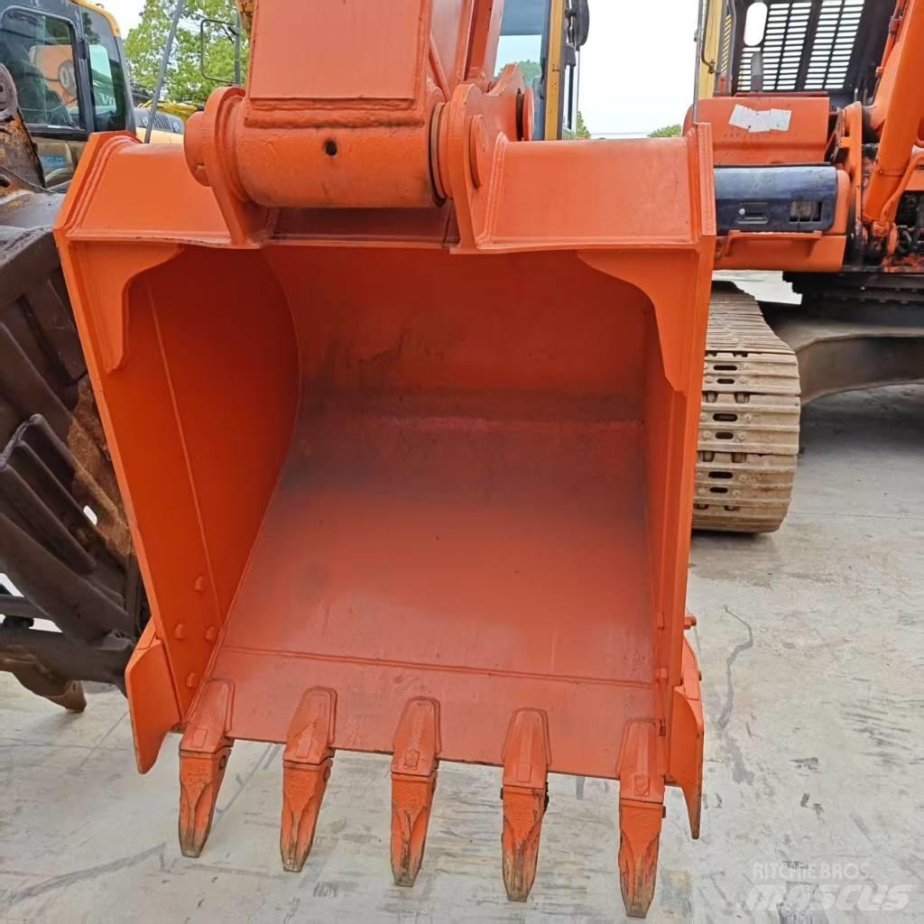 Hitachi ZX 210 Гусеничні екскаватори