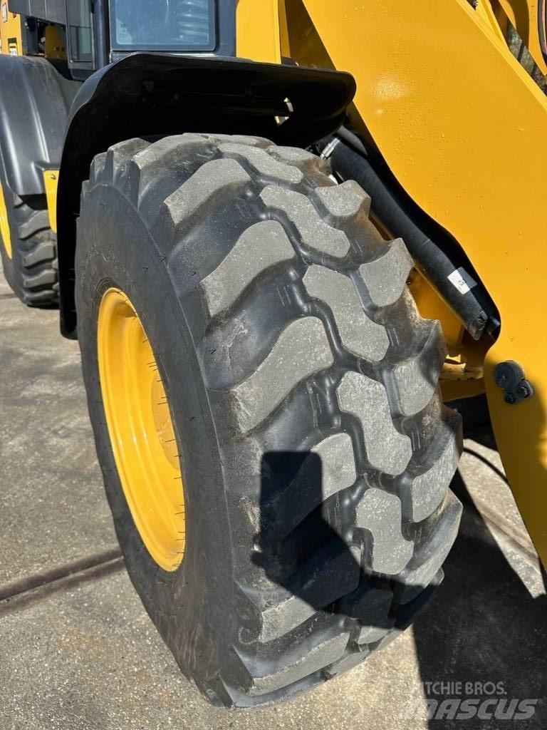 CAT 908 Фронтальні навантажувачі