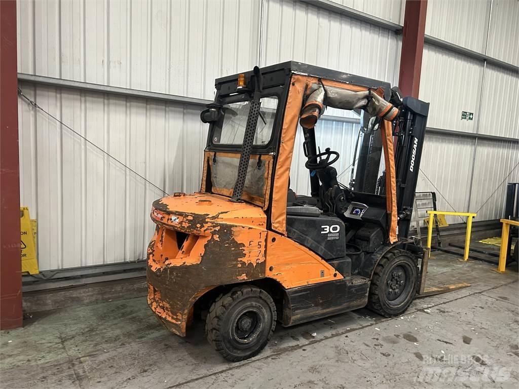 Doosan D30S-5 Дизельні навантажувачі