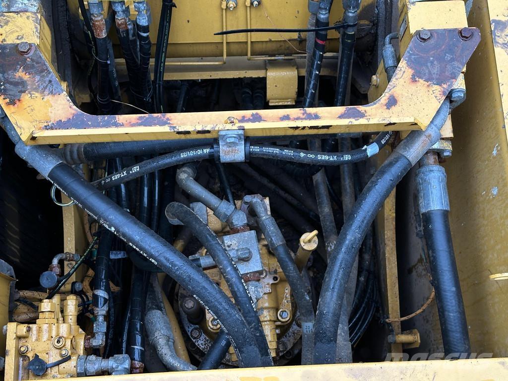 CAT 320FL Гусеничні екскаватори