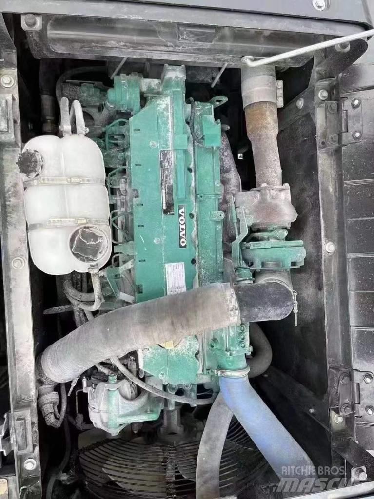 Volvo EC240 Гусеничні екскаватори