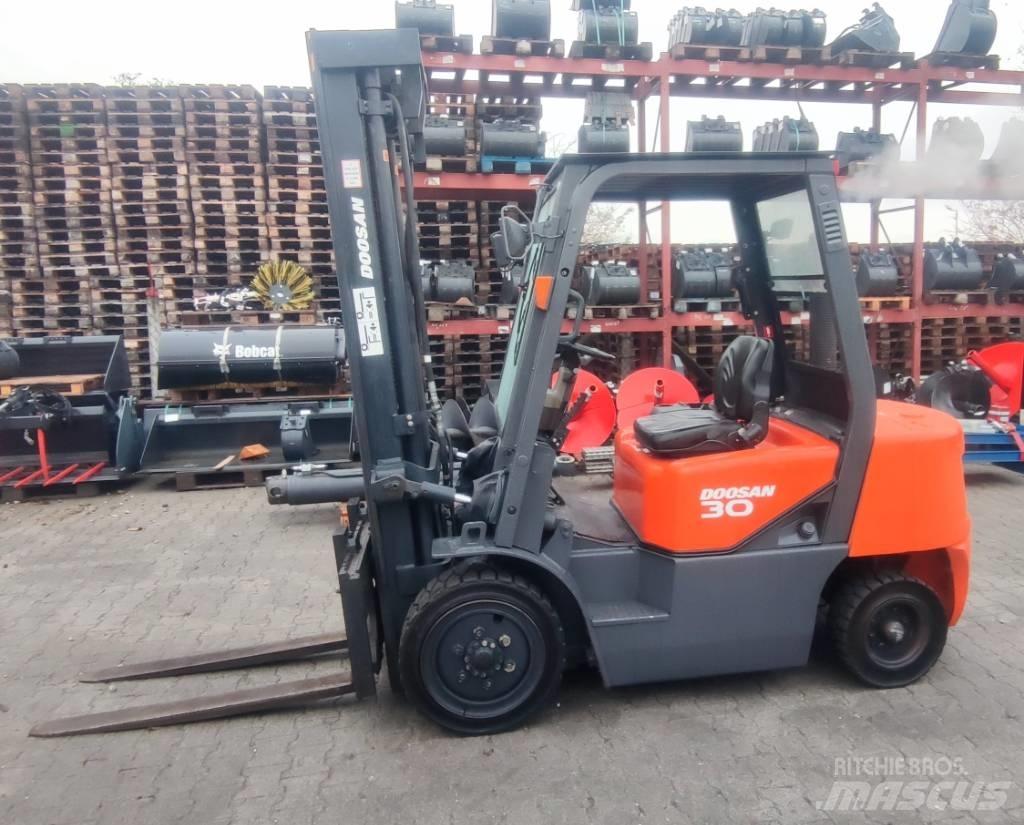Doosan D 30 G Дизельні навантажувачі