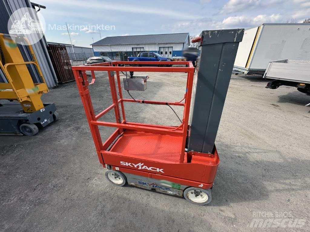 SkyJack SJ 12 Вертикальні щоглові підйомники