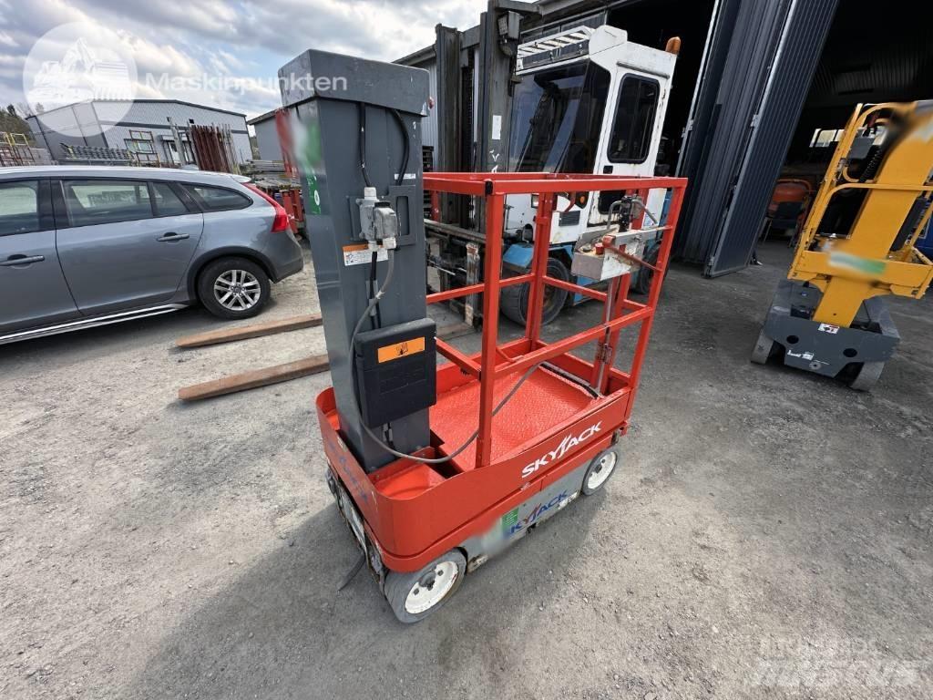 SkyJack SJ 12 Вертикальні щоглові підйомники