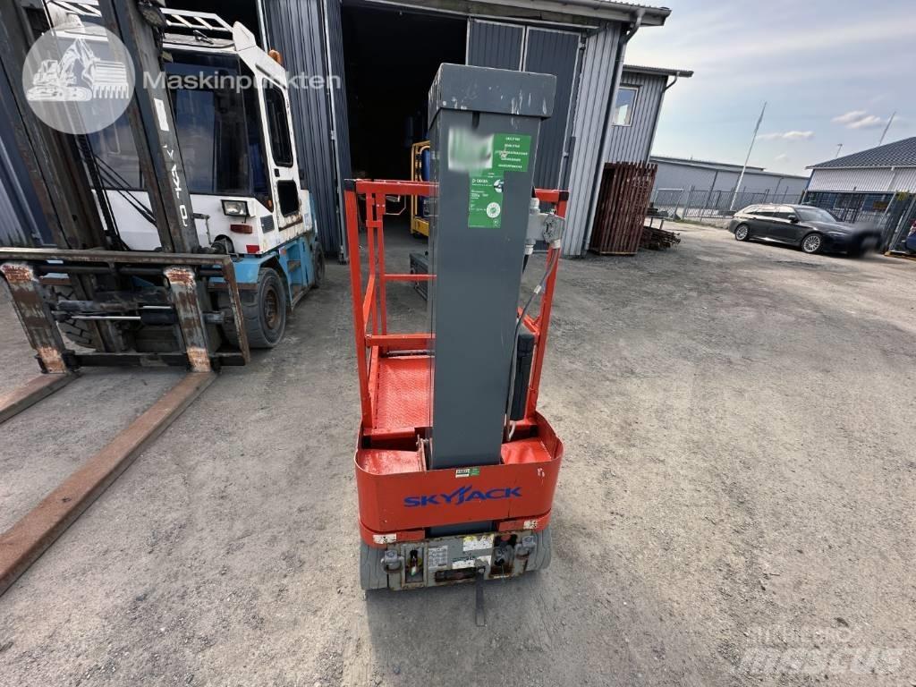 SkyJack SJ 12 Вертикальні щоглові підйомники