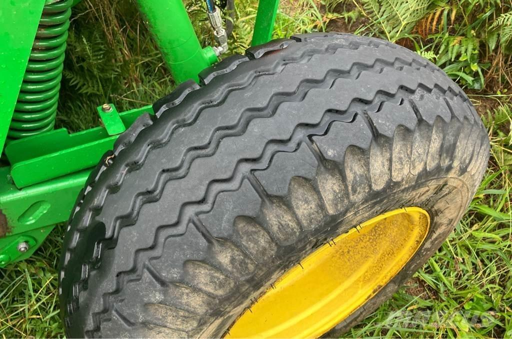 John Deere 1365 Навісні та причіпні косарки