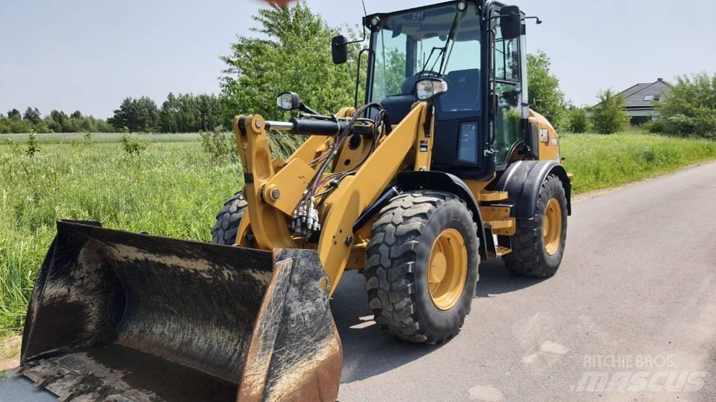 CAT 908M Фронтальні навантажувачі