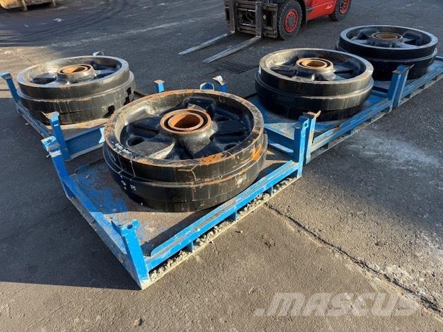 CAT 6020 NEW IDLER Гусениці