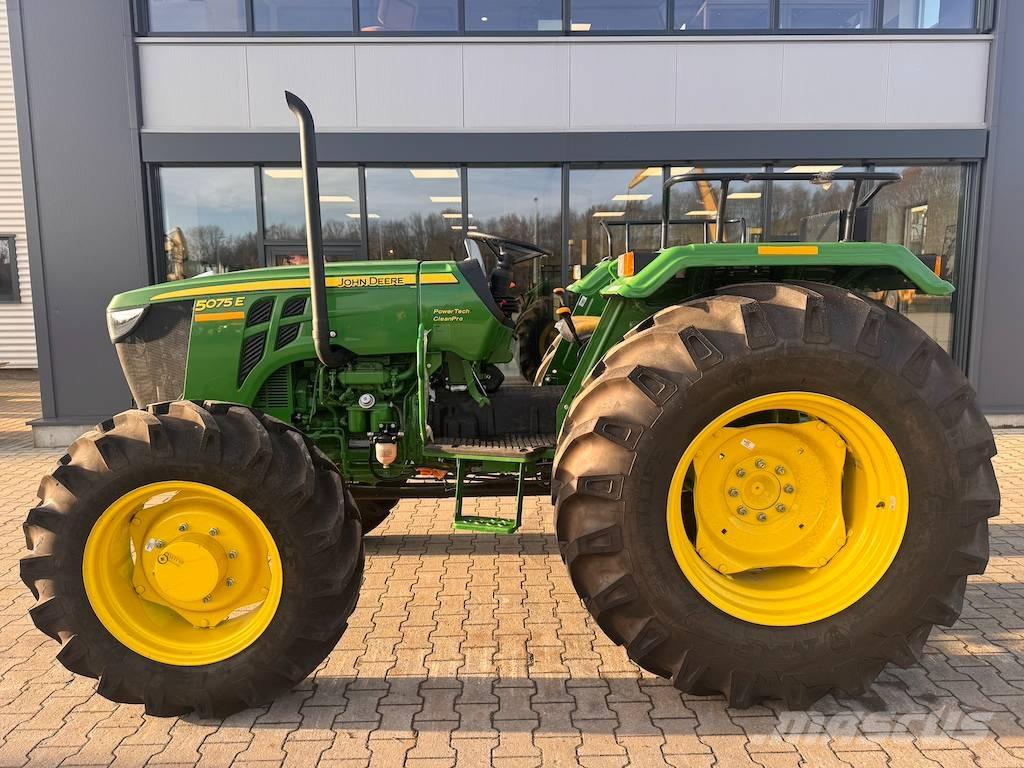John Deere 5075 E Трактори