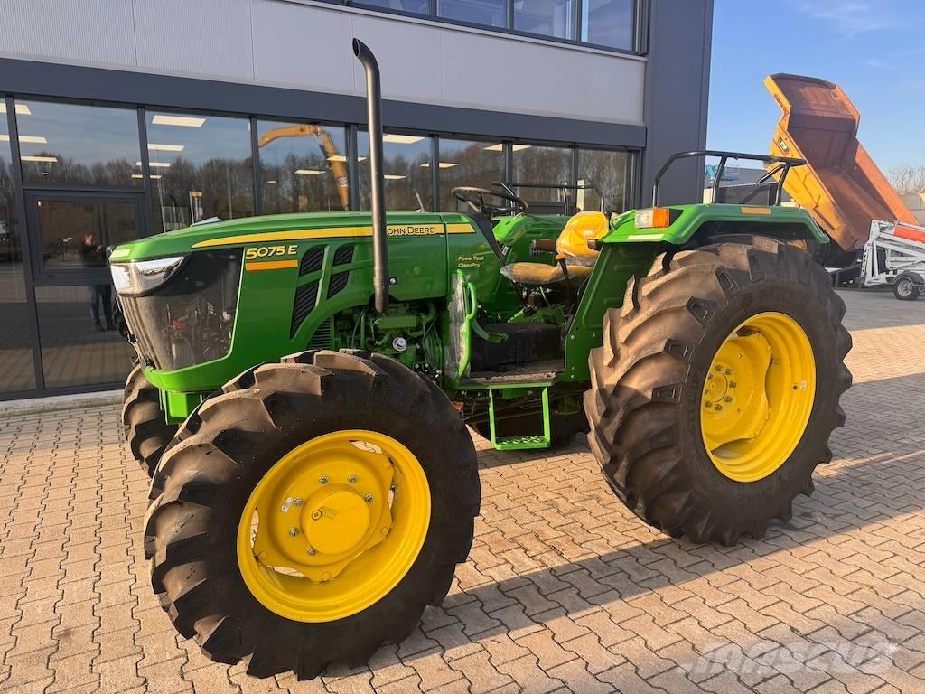 John Deere 5075 E Трактори