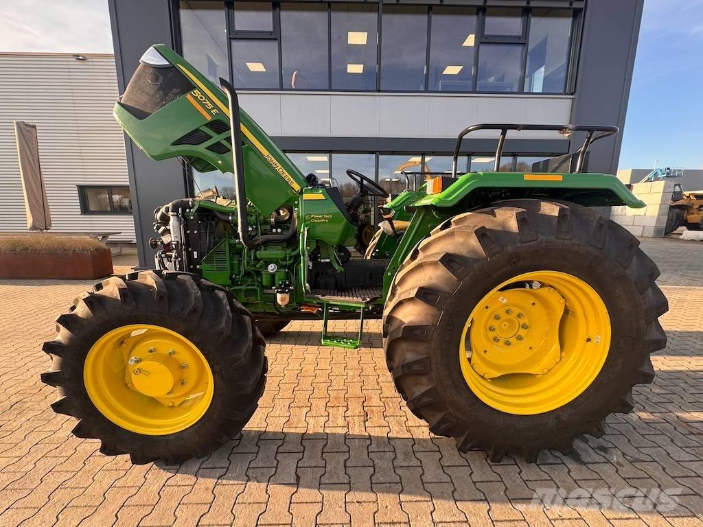 John Deere 5075 E Трактори