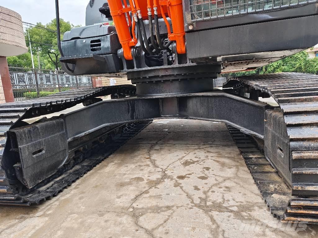 Hitachi ZX 200 Гусеничні екскаватори