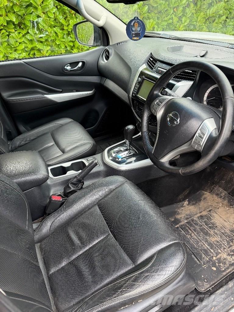 Nissan Navara Пікапи / Бічне розвантаження