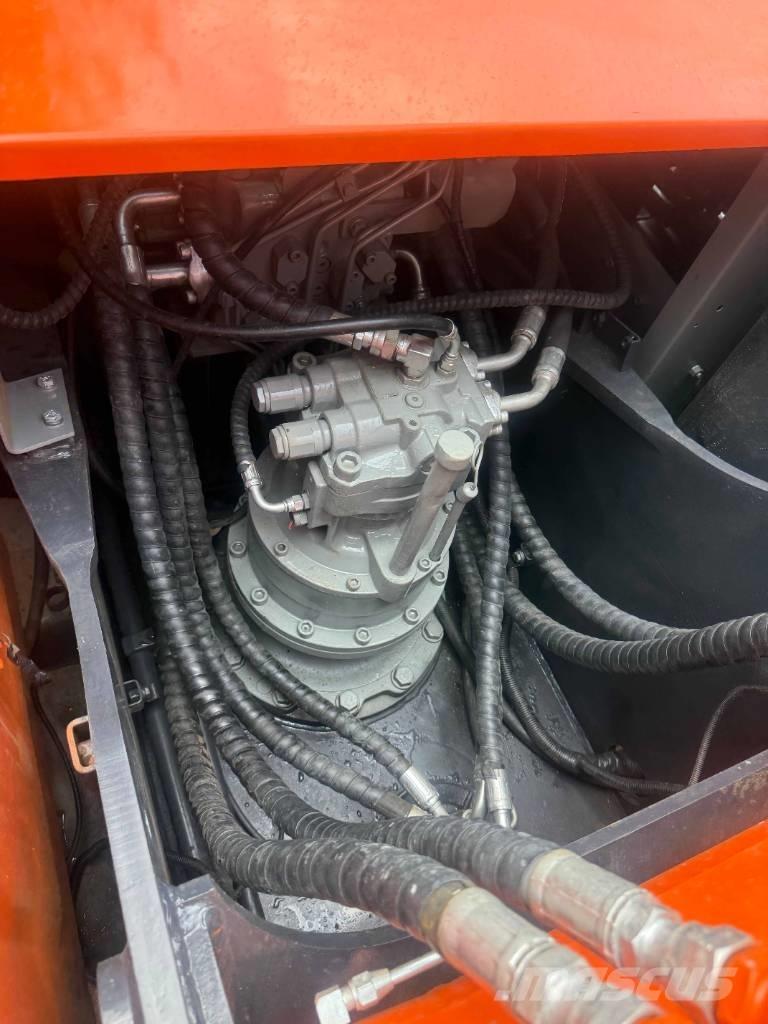 Hitachi ZX200 Гусеничні екскаватори