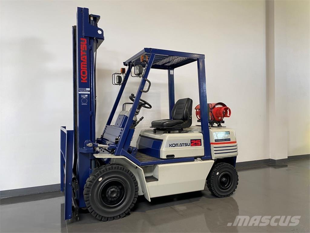 Komatsu FG25T-11E Газові навантажувачі