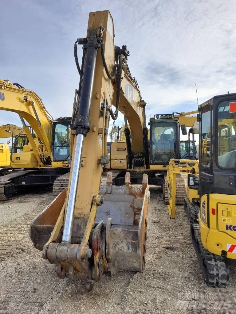 CAT 323 D Гусеничні екскаватори