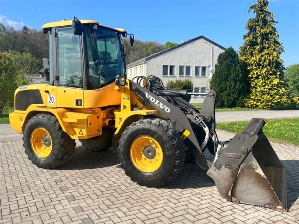 Volvo L30G Фронтальні навантажувачі
