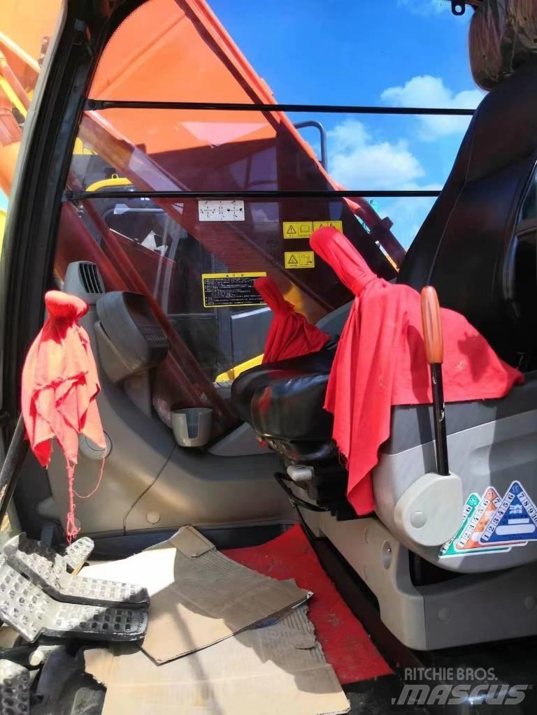 Hitachi ZX200 Гусеничні екскаватори