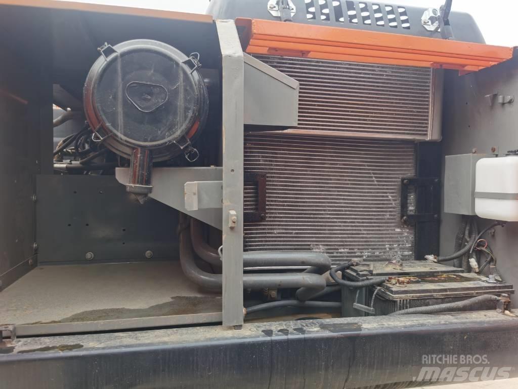 Hitachi ZX 200 Гусеничні екскаватори