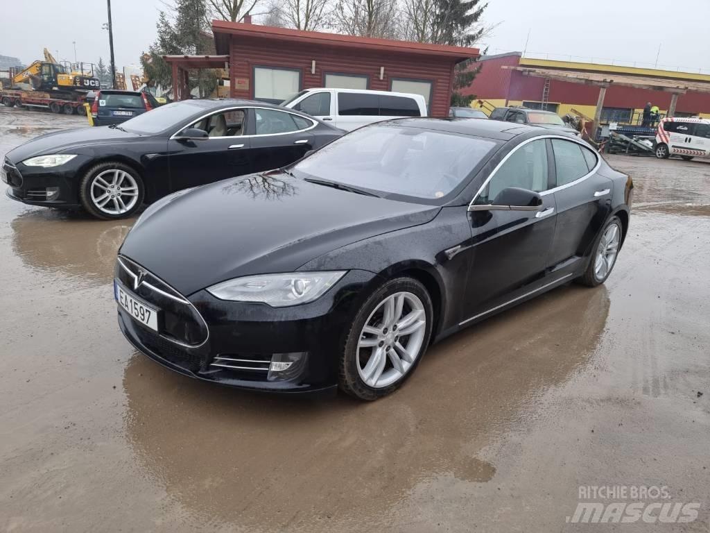 Tesla Model S P85D Автомобілі