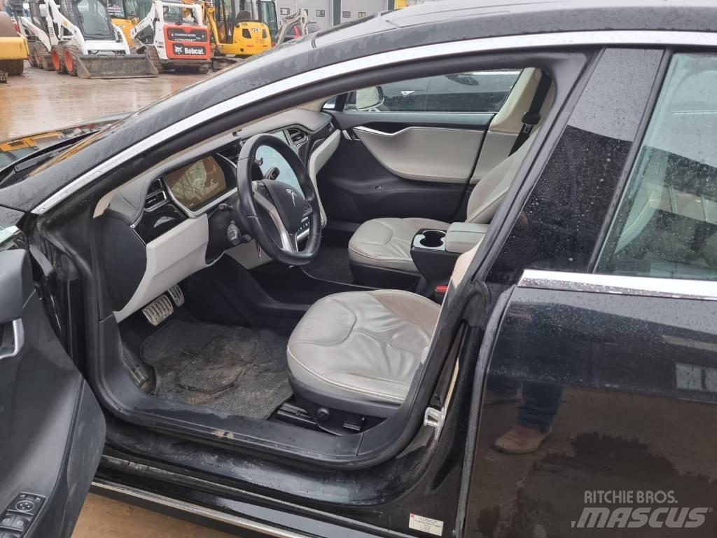 Tesla Model S P85D Автомобілі