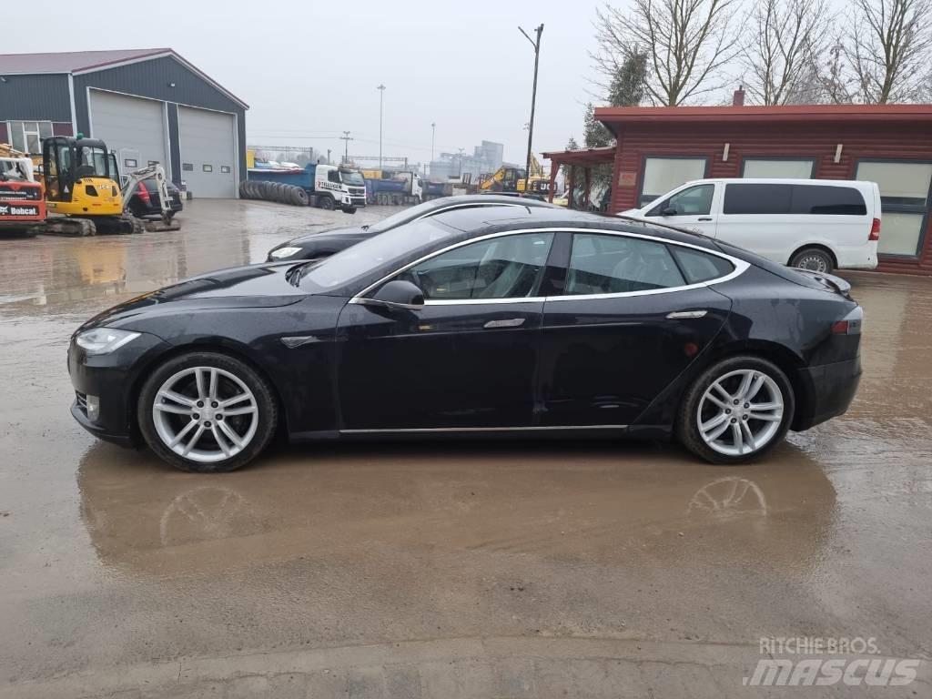 Tesla Model S P85D Автомобілі