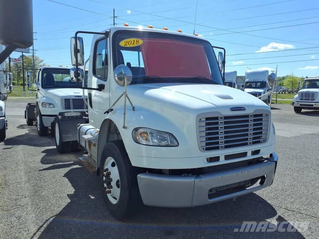 Freightliner M2 106 Тягачі