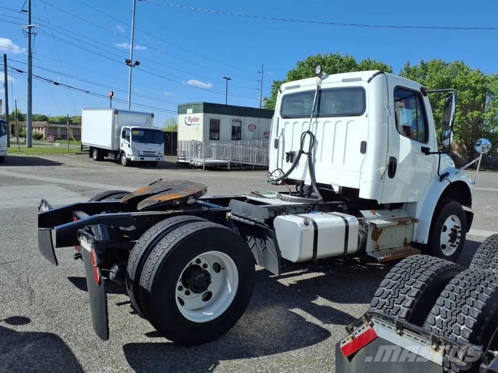 Freightliner M2 106 Тягачі
