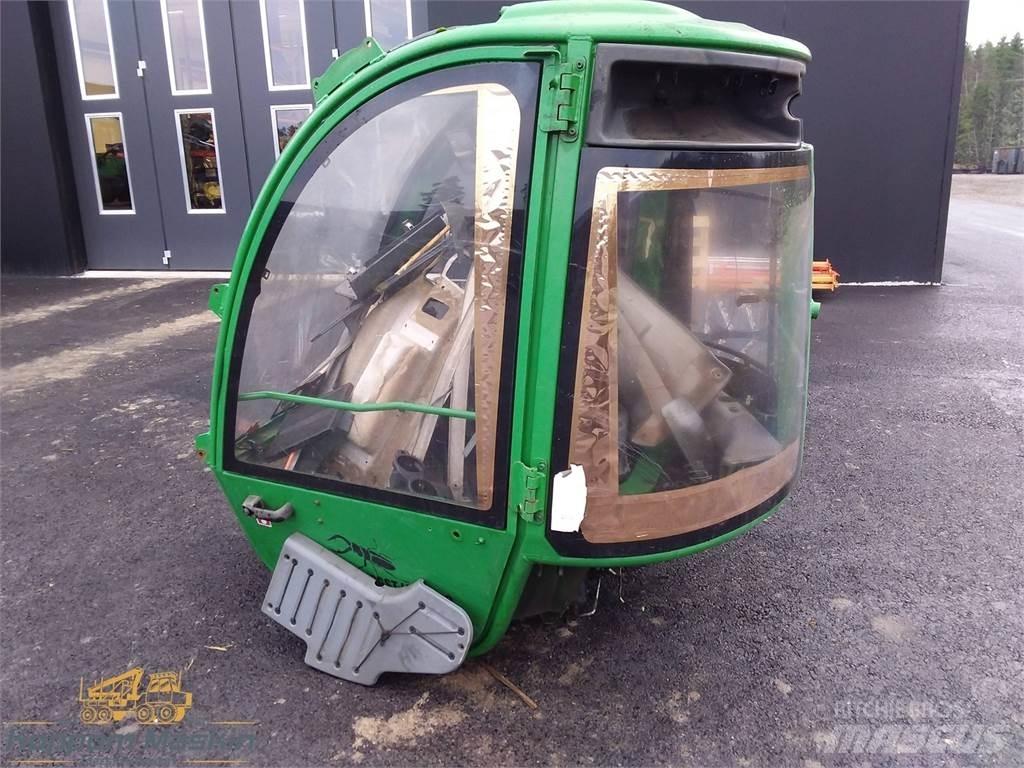 John Deere 1910e Кабіна