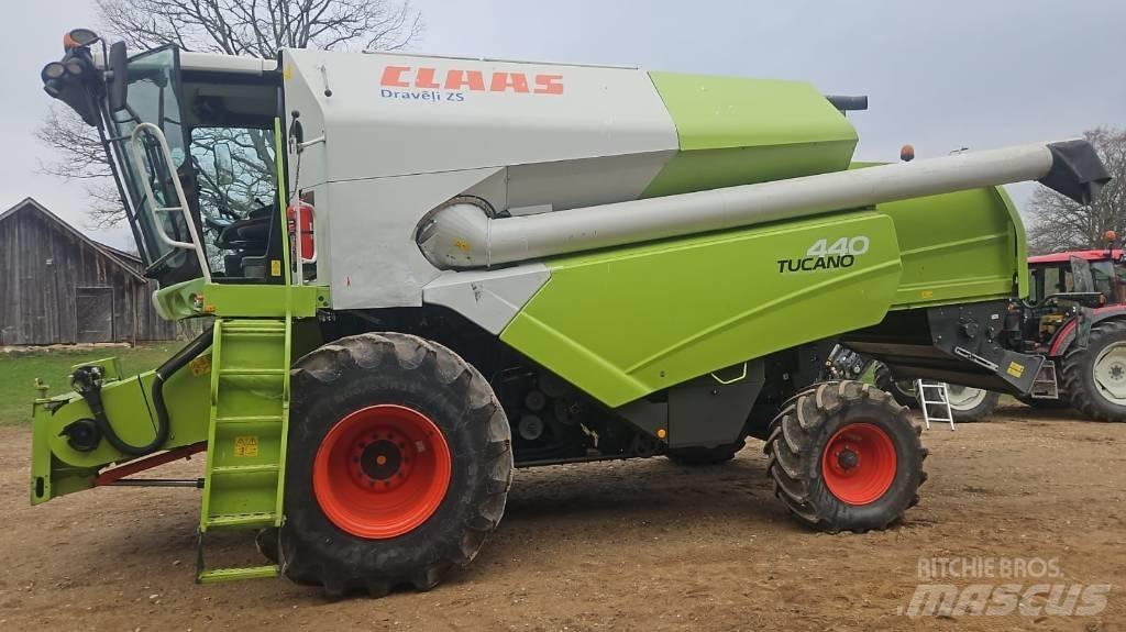 CLAAS Tucano 440 Зернозбиральні комбайни